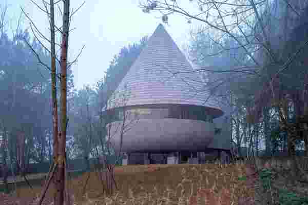 This mushroom-shaped home is the perfect example of architecture meets nature!