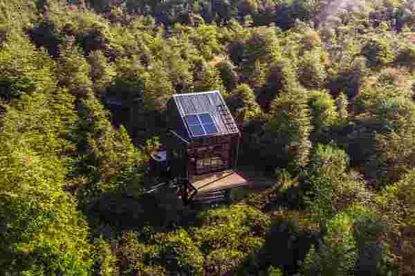 This 100% self-sustaining cabin is was placed in the forest without a trace of fossil fuels!
