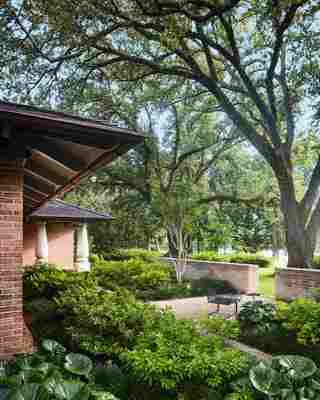 Tour a Compact Baton Rouge Compound That Unites Midcentury-Modern Design With Southern Sensibilities