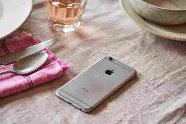 Turn On the “Dinner Party” iPhone Setting to Be a Better Guest