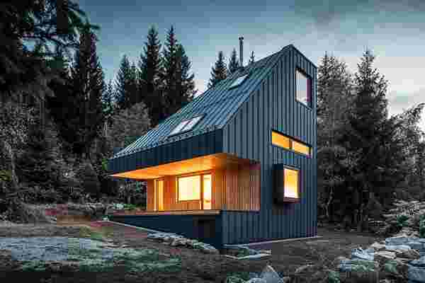 This sustainable cabin’s middle floor has a giant net & it will be energy self-sufficient in the future!