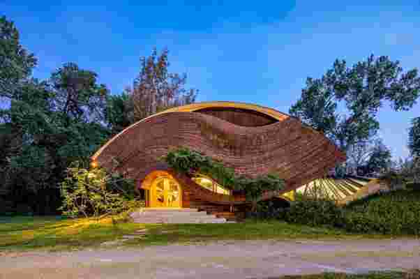 This whimsical home designed by Arthur Dyson is an organic structure built to celebrate nature!